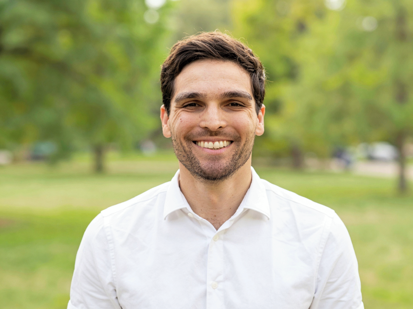 Kijan in front of a park